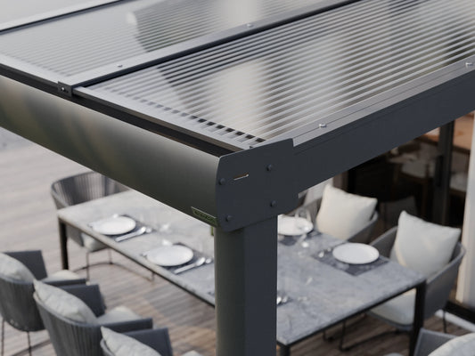 Seitenansicht der Regenrinnen-Seitenkappe einer Alufuchs Terrassenüberdachung im Curved Design mit Doppelstegplatten Klar