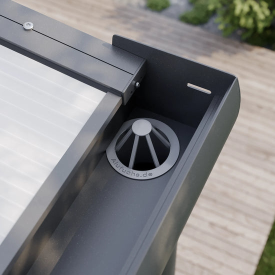 Blattfänger in der Regenrinne einer Alufuchs Terrassenüberdachung mit Doppelstegplatten Opal im Curved Design