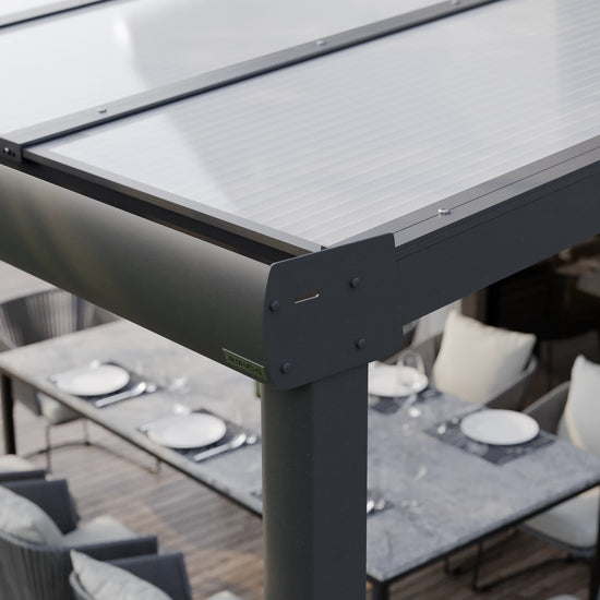 Seitenansicht der Regenrinnen-Seitenkappe einer Alufuchs Terrassenüberdachung im Curved Design mit Doppelstegplatten Opal