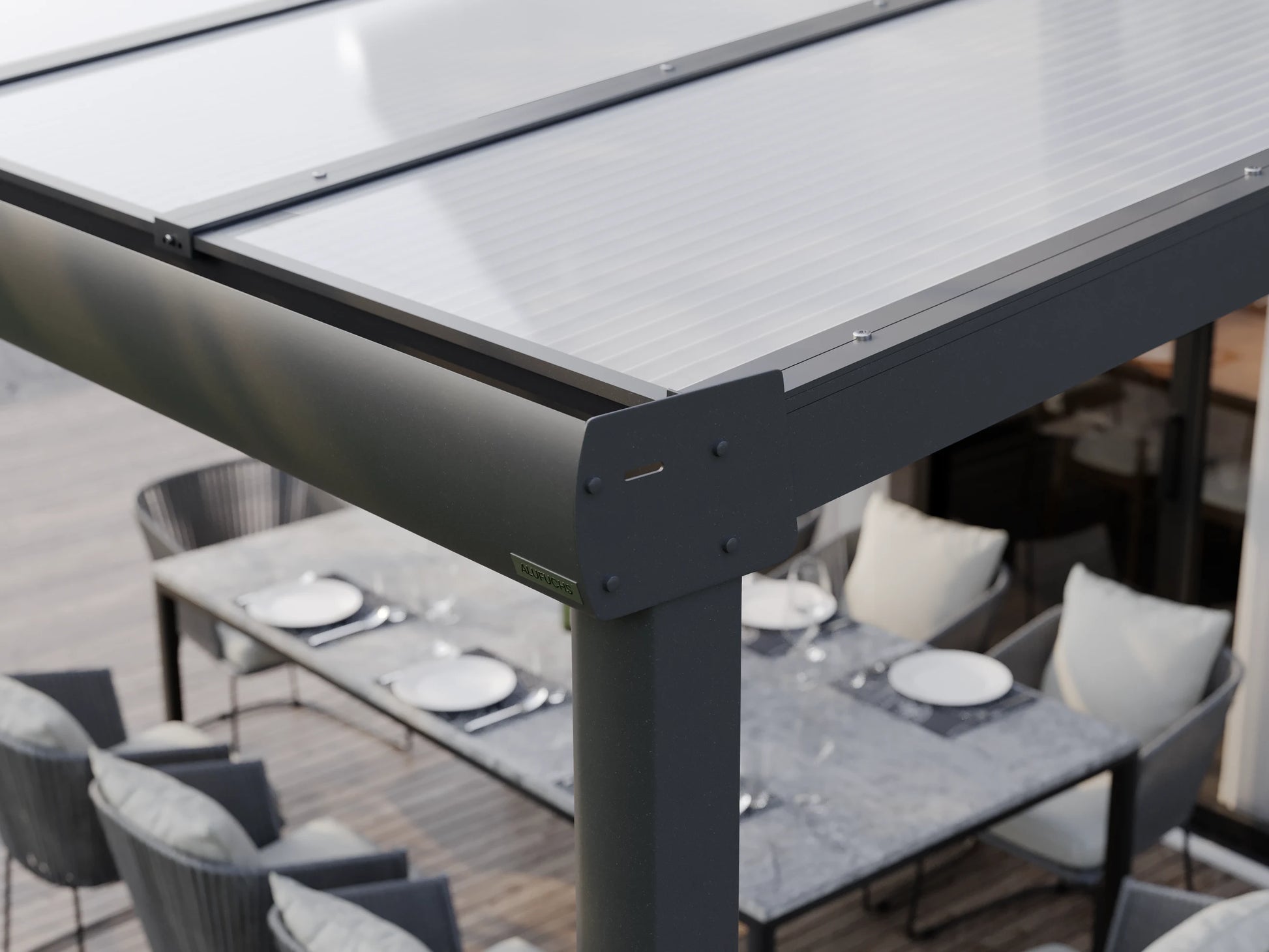 Seitenansicht der Regenrinnen-Seitenkappe einer Alufuchs Terrassenüberdachung im Curved Design mit Doppelstegplatten Opal
