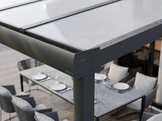Seitenansicht der Regenrinnen-Seitenkappe einer Alufuchs Terrassenüberdachung im Curved Design mit Doppelstegplatten Opal