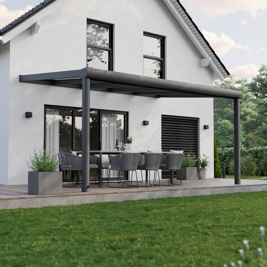 Alufuchs Terrassenüberdachung Wandgebunden im Curved Design aus Aluminium in Anthrazit mit 2 Pfosten am Einfamilienhaus
