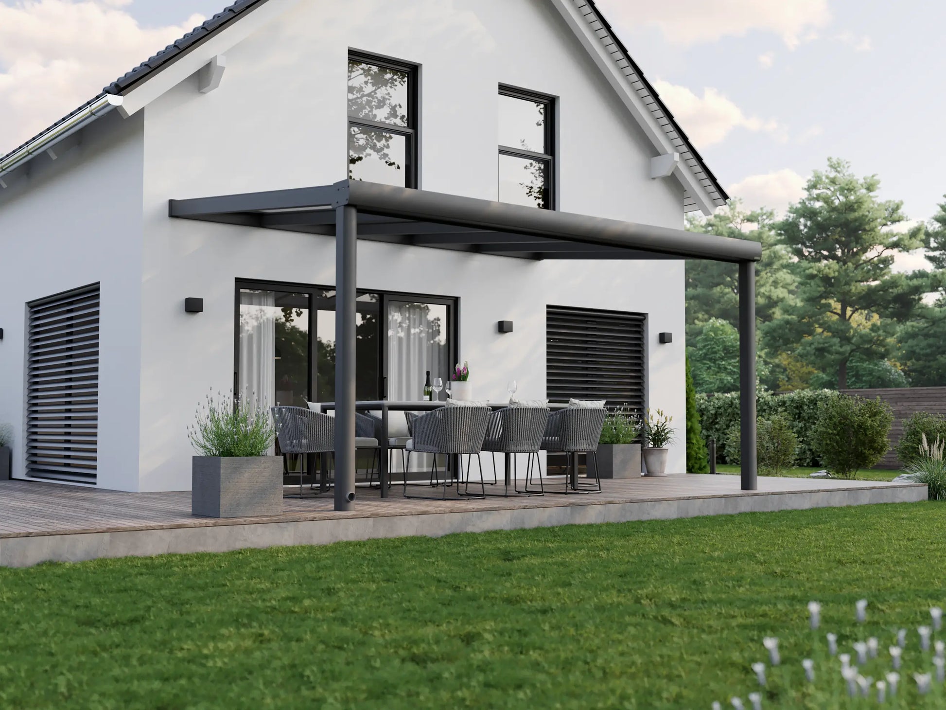 Alufuchs Terrassenüberdachung Wandgebunden im Curved Design aus Aluminium in Anthrazit mit 2 Pfosten am Einfamilienhaus