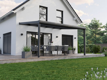 Alufuchs Terrassenüberdachung Wandgebunden im Curved Design aus Aluminium in Anthrazit mit 2 Pfosten am Einfamilienhaus
