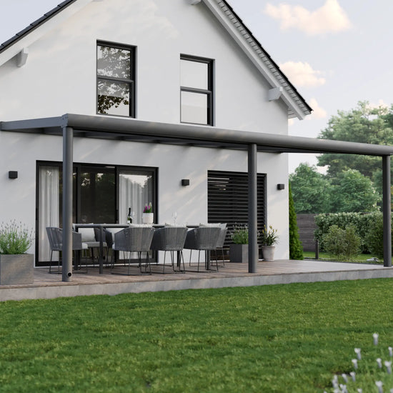 Alufuchs Terrassenüberdachung Wandgebunden im Curved Design aus Aluminium in Anthrazit mit 3 Pfosten am Einfamilienhaus