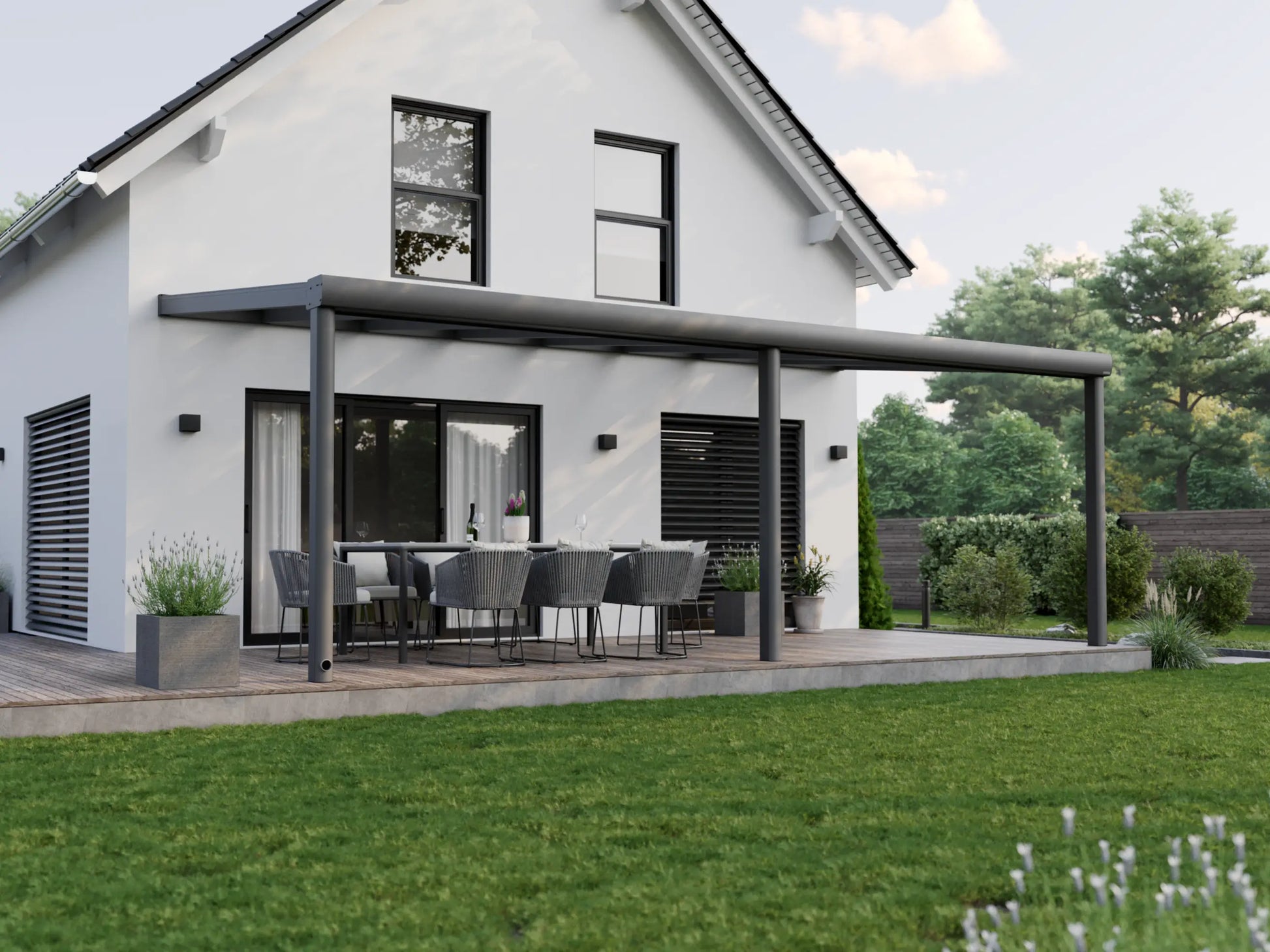 Alufuchs Terrassenüberdachung Wandgebunden im Curved Design aus Aluminium in Anthrazit mit 3 Pfosten am Einfamilienhaus