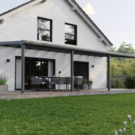Alufuchs Terrassenüberdachung Wandgebunden im Curved Design aus Aluminium in Anthrazit mit 4 Pfosten am Einfamilienhaus