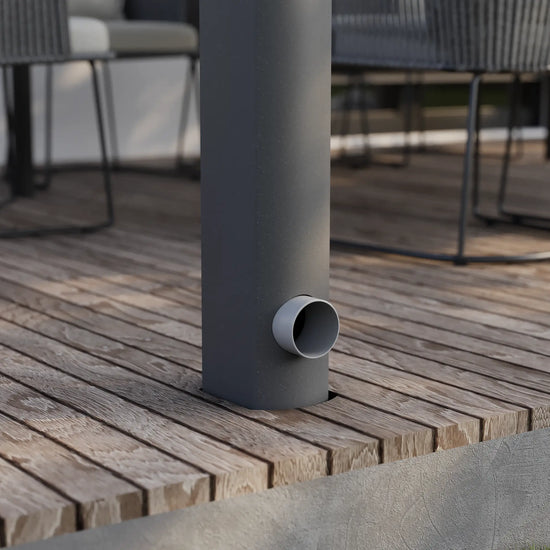 Integrierter Wasserablauf im Curved Pfosten einer Alufuchs Terrassenüberdachung – elegante Regenwasserführung zur Entwässerung