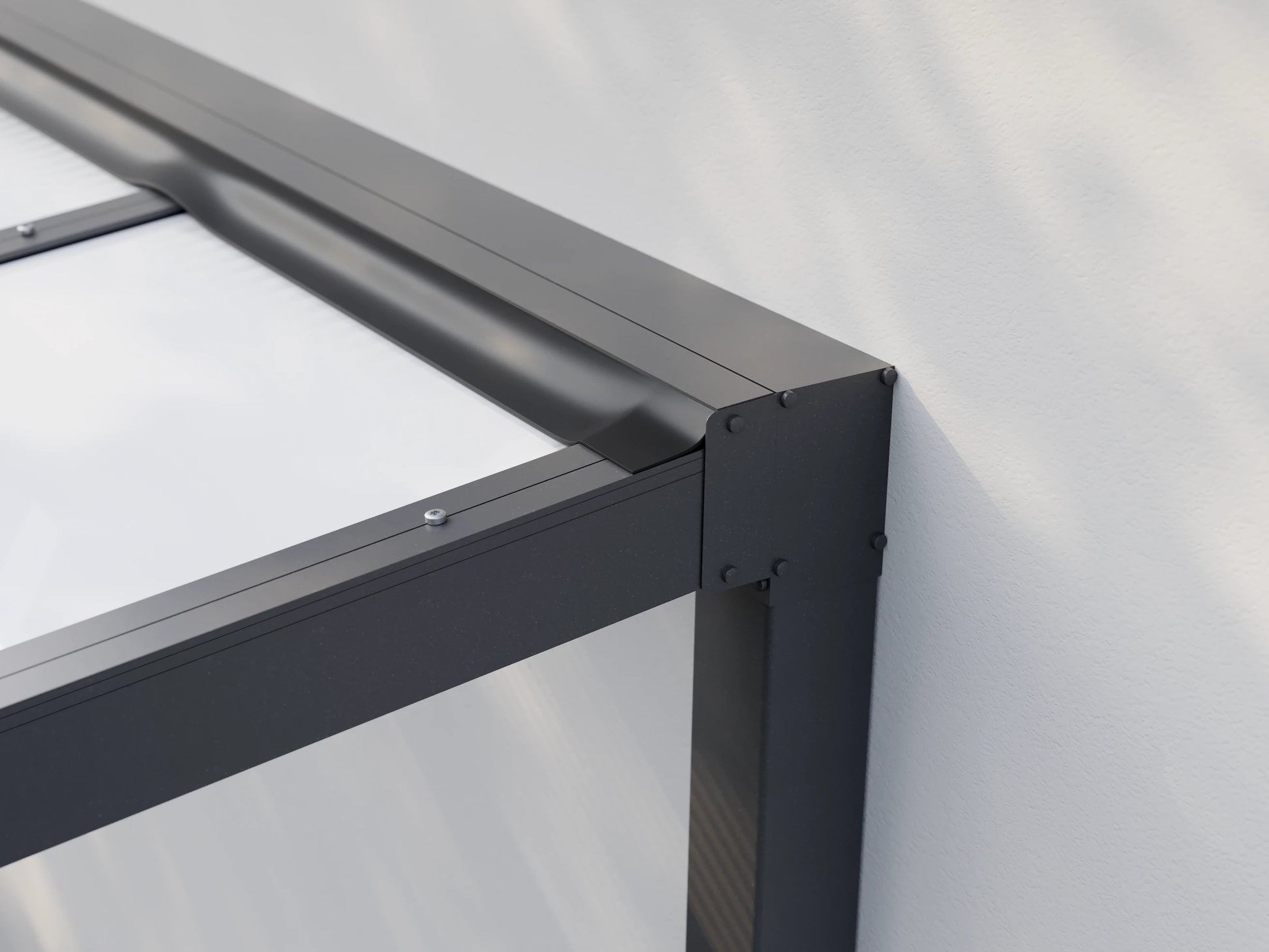 Freistehende Alufuchs Überdachung mit VSG Glas Opal – Detailansicht der Dachanbindung an die Hauswand