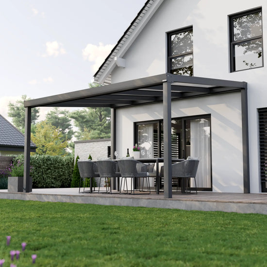 Alufuchs Terrassenüberdachung Freistehend im Classic Design aus Aluminium in Anthrazit mit 2 Pfosten am Einfamilienhaus
