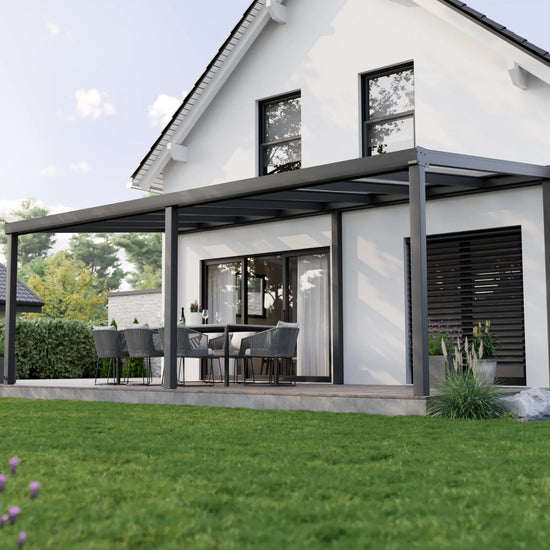 Alufuchs Terrassenüberdachung Freistehend im Classic Design aus Aluminium in Anthrazit mit 3 Pfosten am Einfamilienhaus