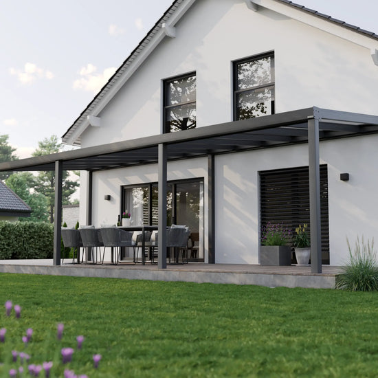 Alufuchs Terrassenüberdachung Freistehend im Classic Design aus Aluminium in Anthrazit mit 4 Pfosten am Einfamilienhaus
