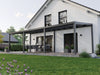 Alufuchs Terrassenüberdachung Freistehend im Classic Design aus Aluminium in Anthrazit mit 4 Pfosten am Einfamilienhaus