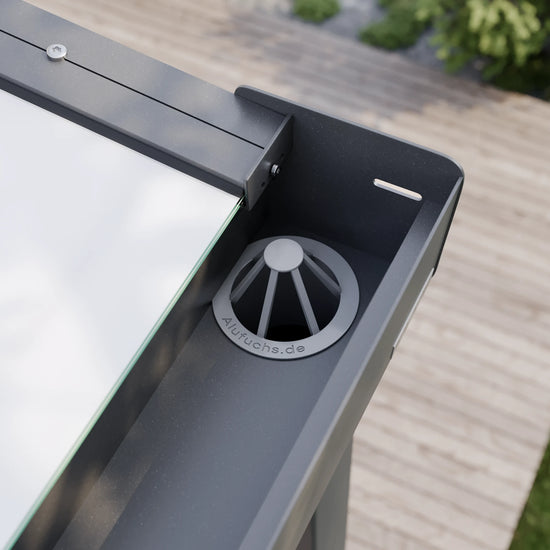 Blattfänger in der Regenrinne einer Alufuchs Terrassenüberdachung mit VSG Glas Opal im Classic Design