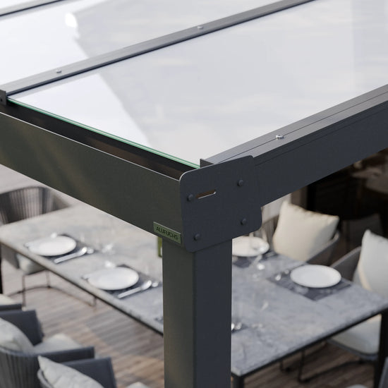 Seitenansicht der Regenrinnen-Seitenkappe einer Alufuchs Terrassenüberdachung im Classic Design mit VSG Glas Opal