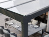 Seitenansicht der Regenrinnen-Seitenkappe einer Alufuchs Terrassenüberdachung im Classic Design mit VSG Glas Opal