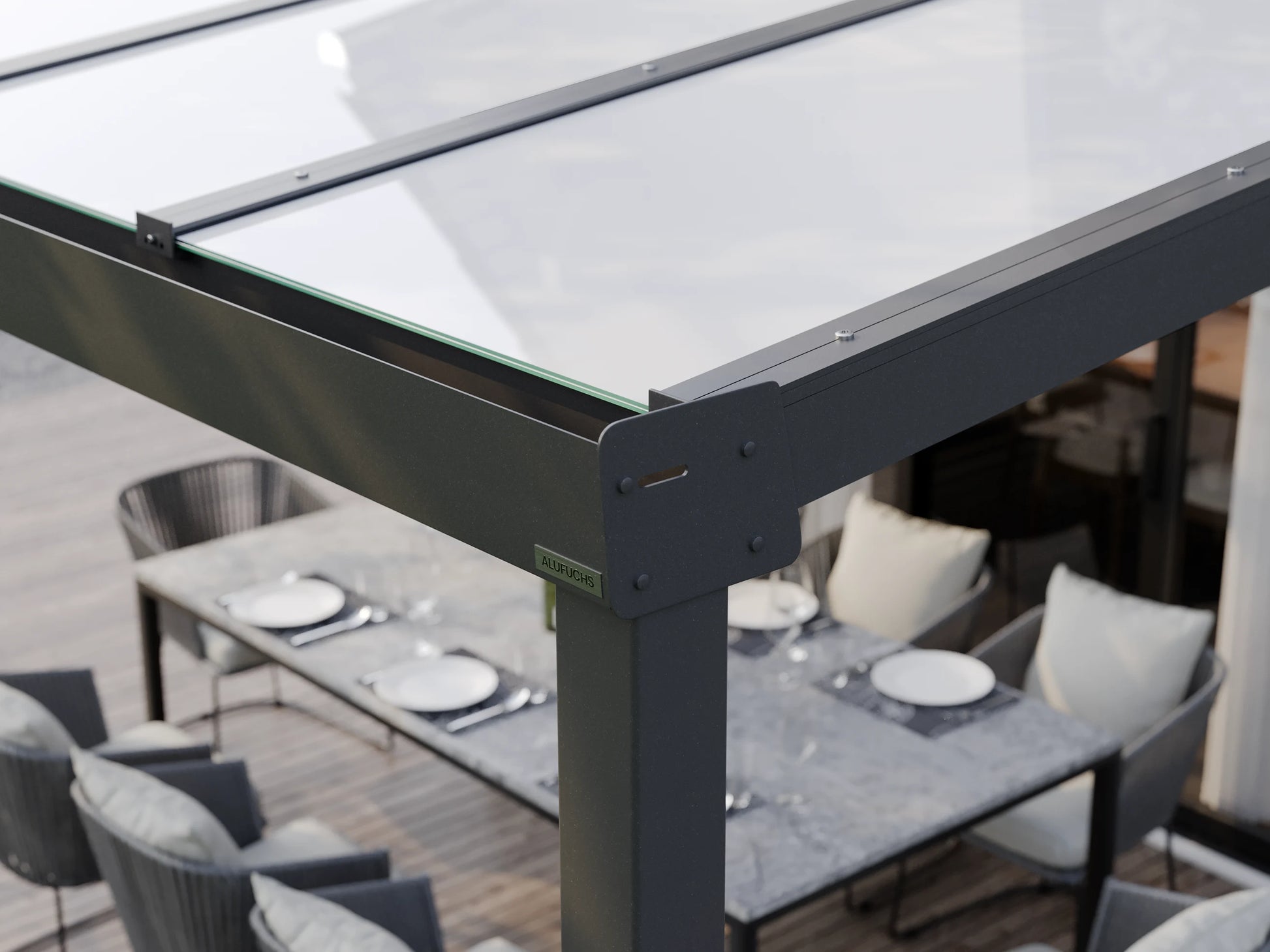 Seitenansicht der Regenrinnen-Seitenkappe einer Alufuchs Terrassenüberdachung im Classic Design mit VSG Glas Opal