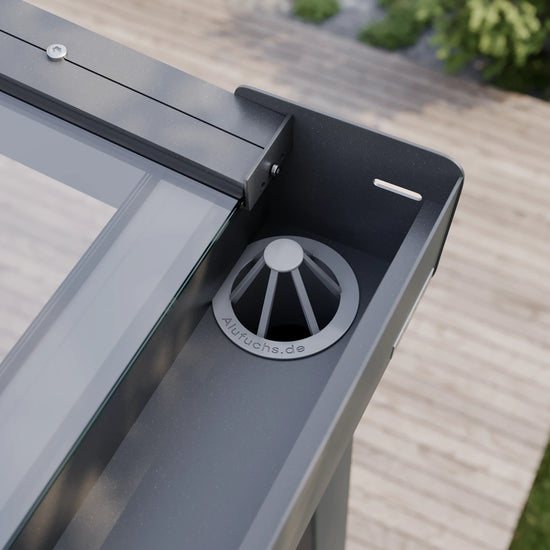 Blattfänger in der Regenrinne einer Alufuchs Terrassenüberdachung mit VSG Glas Klar im Classic Design