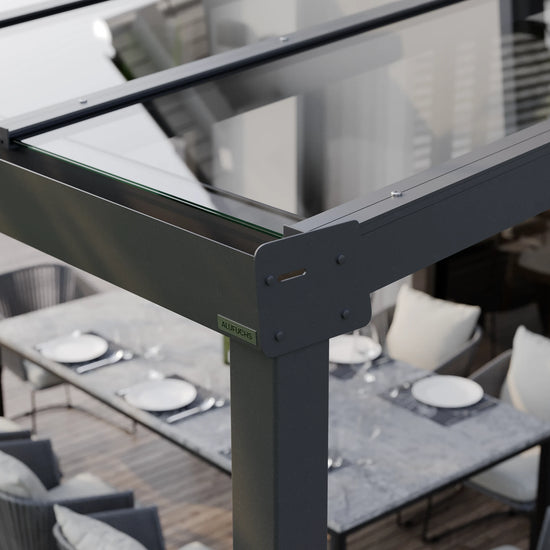 Seitenansicht der Regenrinnen-Seitenkappe einer Alufuchs Terrassenüberdachung im Classic Design mit VSG Glas Klar