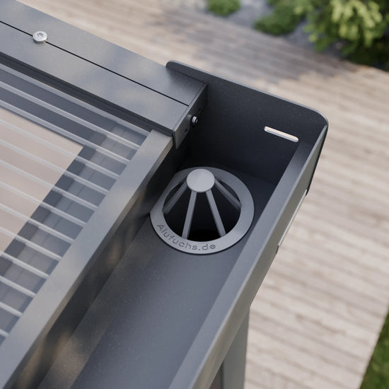 Blattfänger in der Regenrinne einer Alufuchs Terrassenüberdachung mit Doppelstegplatten Klar im Classic Design