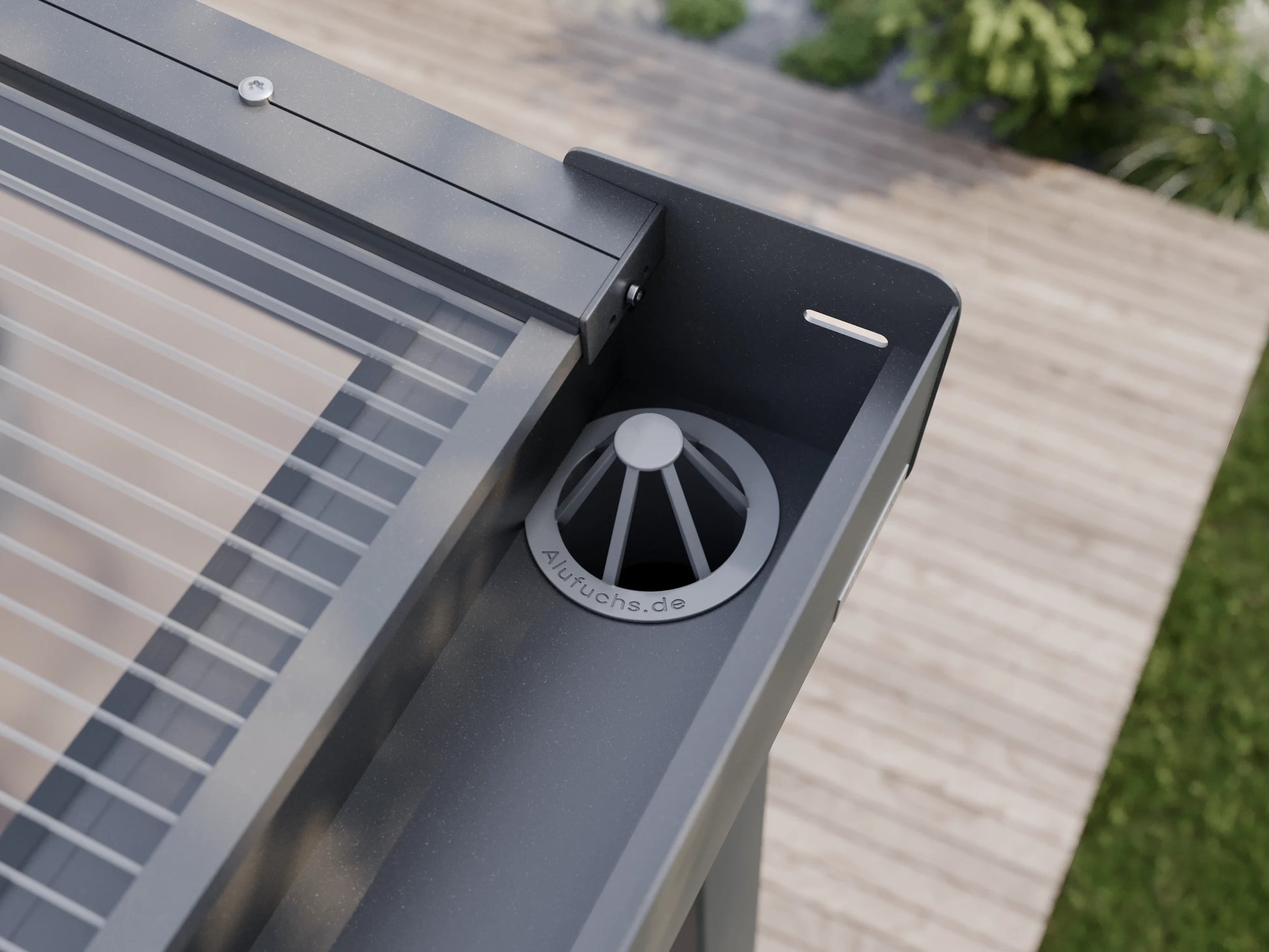 Blattfänger in der Regenrinne einer Alufuchs Terrassenüberdachung mit Doppelstegplatten Klar im Classic Design