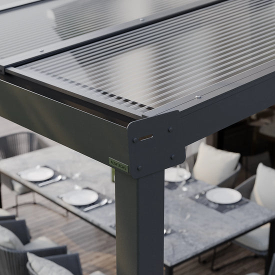 Seitenansicht der Regenrinnen-Seitenkappe einer Alufuchs Terrassenüberdachung im Classic Design mit Doppelstegplatten Klar