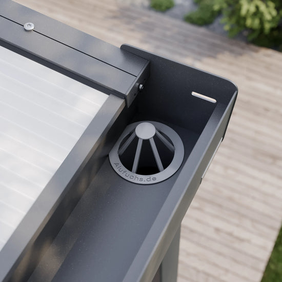 Blattfänger in der Regenrinne einer Alufuchs Terrassenüberdachung mit Doppelstegplatten Opal im Classic Design