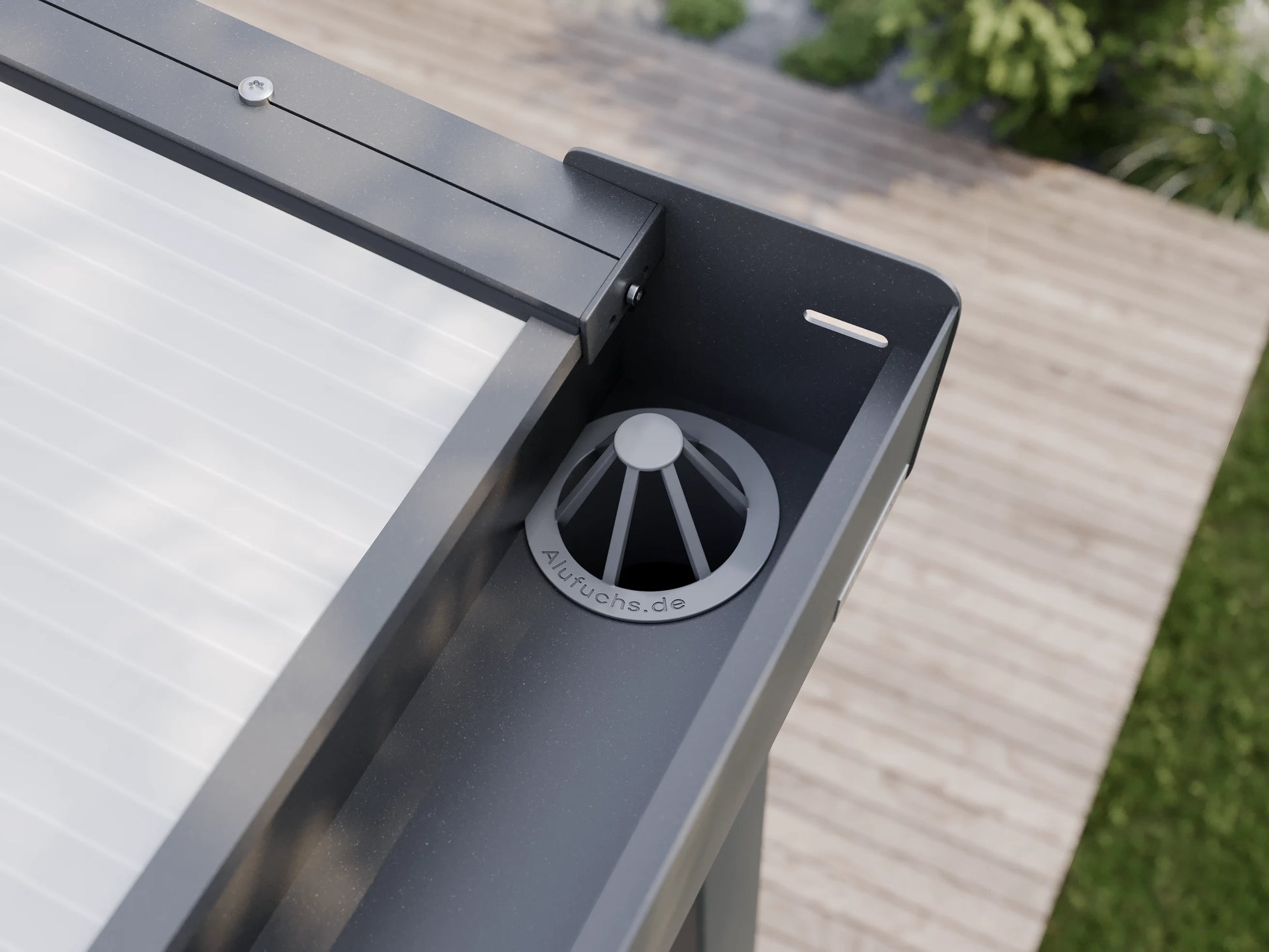 Blattfänger in der Regenrinne einer Alufuchs Terrassenüberdachung mit Doppelstegplatten Opal im Classic Design