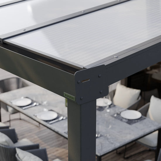Seitenansicht der Regenrinnen-Seitenkappe einer Alufuchs Terrassenüberdachung im Classic Design mit Doppelstegplatten Opal