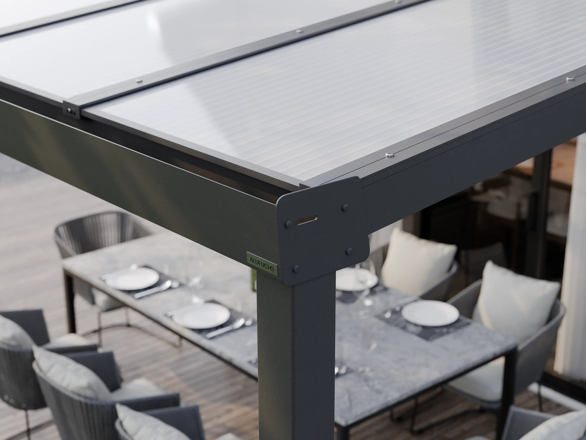 Seitenansicht der Regenrinnen-Seitenkappe einer Alufuchs Terrassenüberdachung im Classic Design mit Doppelstegplatten Opal