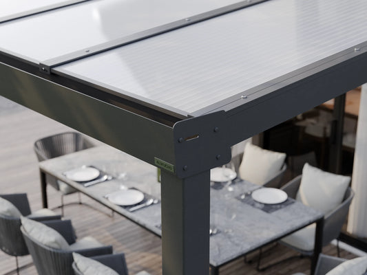 Seitenansicht der Regenrinnen-Seitenkappe einer Alufuchs Terrassenüberdachung im Classic Design mit Doppelstegplatten Opal