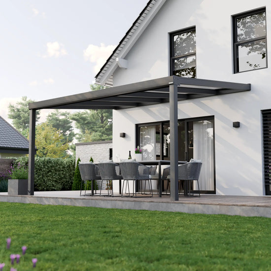 Alufuchs Terrassenüberdachung Wandgebunden im Classic Design aus Aluminium in Anthrazit mit 2 Pfosten am Einfamilienhaus