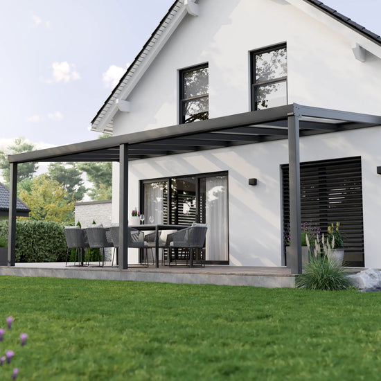 Alufuchs Terrassenüberdachung Wandgebunden im Classic Design aus Aluminium in Anthrazit mit 3 Pfosten am Einfamilienhaus