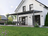 Alufuchs Terrassenüberdachung Wandgebunden im Classic Design aus Aluminium in Anthrazit mit 3 Pfosten am Einfamilienhaus