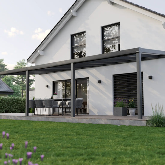 Alufuchs Terrassenüberdachung Wandgebunden im Classic Design aus Aluminium in Anthrazit mit 4 Pfosten am Einfamilienhaus