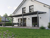 Alufuchs Terrassenüberdachung Wandgebunden im Classic Design aus Aluminium in Anthrazit mit 4 Pfosten am Einfamilienhaus