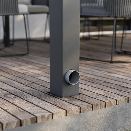 Integrierter Wasserablauf im Classic Pfosten einer Alufuchs Terrassenüberdachung – elegante Regenwasserführung zur Entwässerung