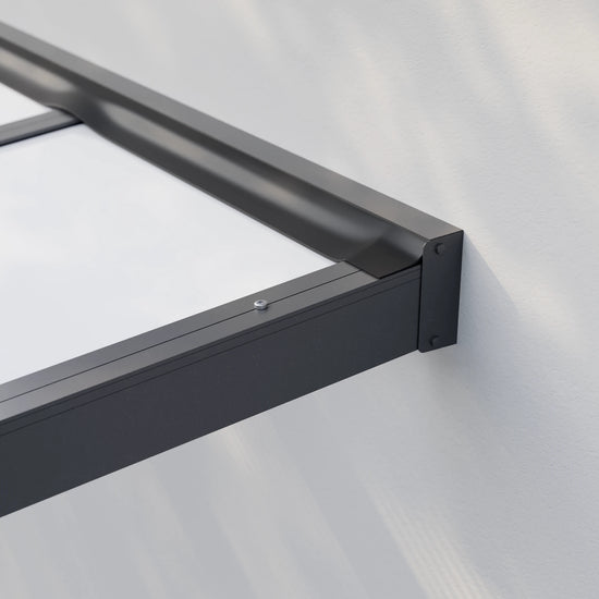 Wandgebundene Alufuchs Überdachung mit VSG Glas Opal – Detailansicht der Dachanbindung an die Hauswand