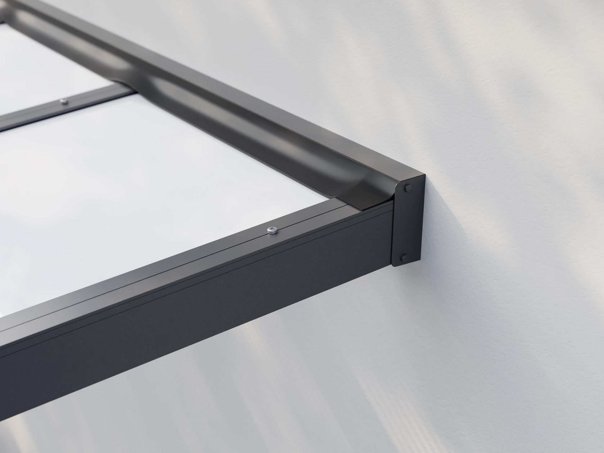 Wandgebundene Alufuchs Überdachung mit VSG Glas Opal – Detailansicht der Dachanbindung an die Hauswand