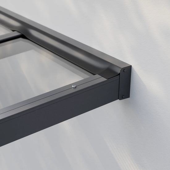 Wandgebundene Alufuchs Überdachung mit VSG Glas Klar – Detailansicht der Dachanbindung an die Hauswand