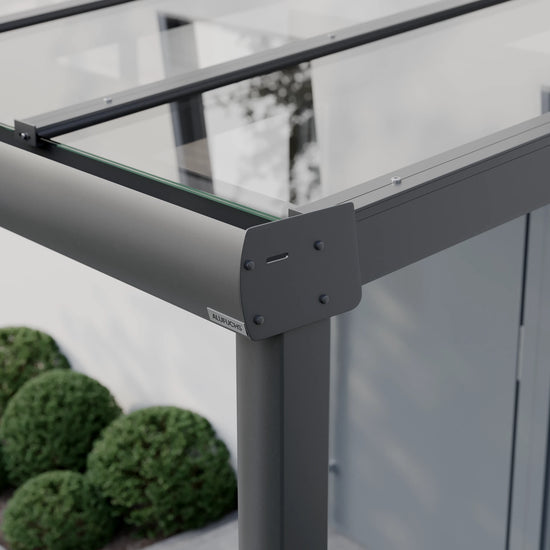 Seitenansicht der Regenrinnen-Seitenkappe einer Alufuchs Eingangsüberdachung im Curved Design mit VSG Glas Klar