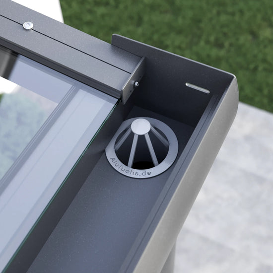 Blattfänger in der Regenrinne einer Alufuchs Eingangsüberdachung mit VSG Glas Klar im Curved Design