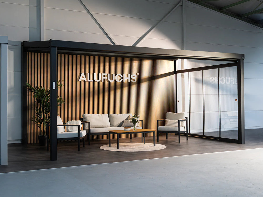 Alufuchs Showroom in Ludwigsburg mit moderner Terrassenüberdachung und Glas-Schiebetüren im stilvollen Ausstellungsbereich