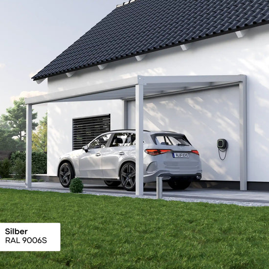 Alufuchs Carport Freistehend im Classic Design aus Aluminium in Silber mit 2 Pfosten am Einfamilienhaus