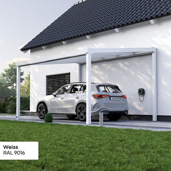 Alufuchs Carport Freistehend im Classic Design aus Aluminium in Weiß mit 2 Pfosten am Einfamilienhaus