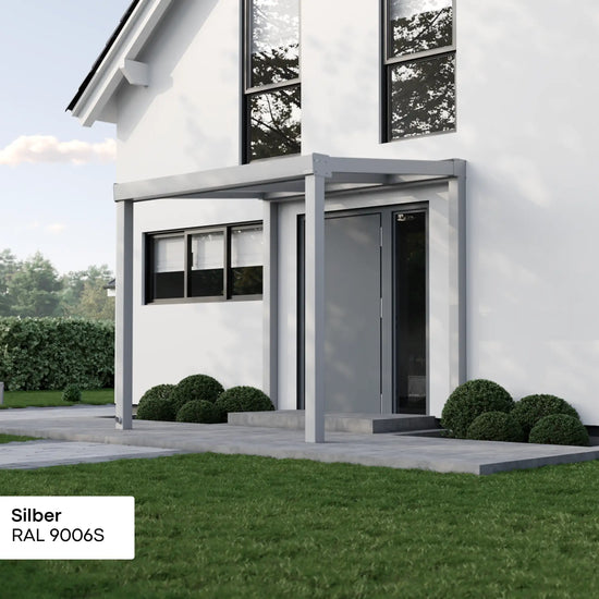 Alufuchs Eingangsüberdachung Freistehend aus Aluminium in Silber an modernem Einfamilienhaus – stilvoller Wetterschutz für den Eingangsbereich