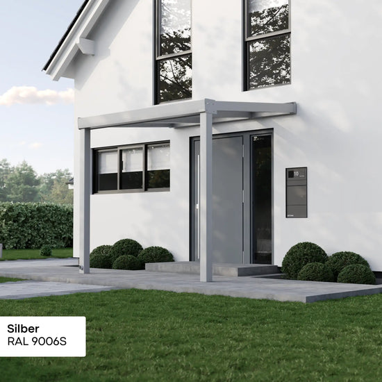 Alufuchs Eingangsüberdachung Wandgebunden aus Aluminium in Silber an modernem Einfamilienhaus – stilvoller Wetterschutz für den Eingangsbereich