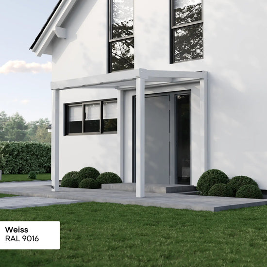 Alufuchs Eingangsüberdachung Freistehend aus Aluminium in Weiß an modernem Einfamilienhaus – stilvoller Wetterschutz für den Eingangsbereich