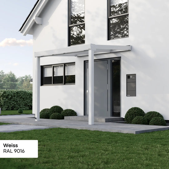 Alufuchs Eingangsüberdachung Wandgebunden aus Aluminium in Weiß an modernem Einfamilienhaus – stilvoller Wetterschutz für den Eingangsbereich