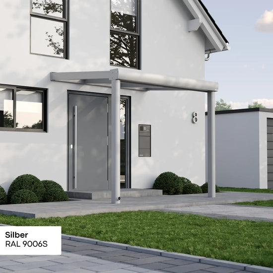 Alufuchs Curved Eingangsüberdachung Wandgebunden aus Aluminium in Silber an modernem Einfamilienhaus – stilvoller Schutz für den Eingangsbereich